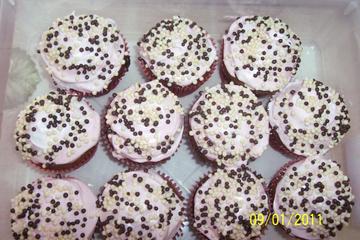 Cupcake de chocolate com merengue de morango super fácil