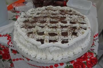 Bolo com recheio de limão e chocolate