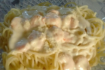 Macarrão com camarão ao molho de quatro queijos