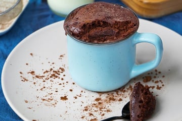 Bolo de caneca de chocolate fofinho sem solar pronto em 2 minutos