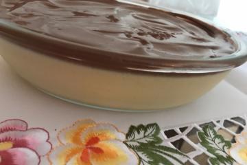 Mousse de maracujá com cobertura de chocolate