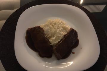 Escalope ao molho madeira com arroz à piemontese