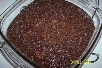 Bolo de baunilha com gotas de chocolate e cobertura (super fofo)