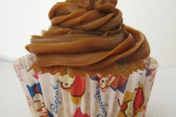 Cupcake de Baunilha com cobertura de Doce de Leite