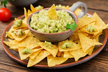 Guacamole com nachos caseiros, o petisco verde e amarelo delicioso ideal para os jogos da Copa
