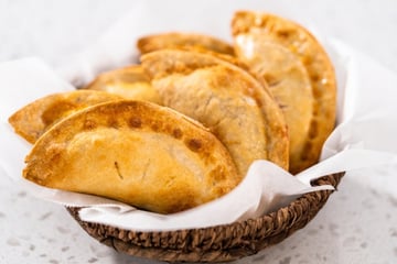 Massa de pastel de forno com apenas farinha e maionese para fazer em minutos e rechear como quiser