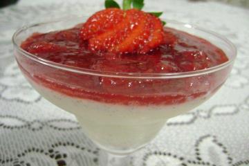 Flan de baunilha com calda de morango e vinho do porto