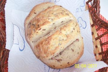 Pãozinho italiano caseiro com salame, azeitonas e ervas frescas