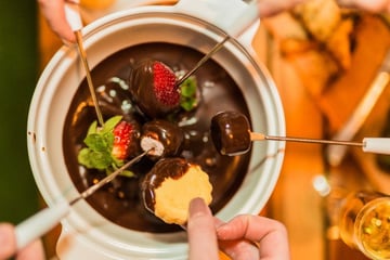 Fondue de chocolate de Dia dos Namorados com 5 sugestões de acompanhamentos