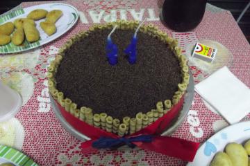 Bolo para aniversário com sobras de barra de chocolate