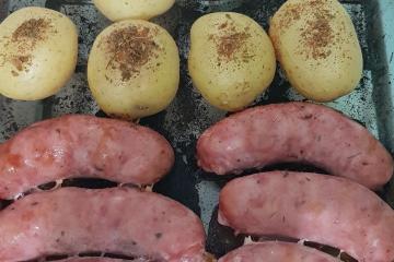 Linguiça ao forno com batatas
