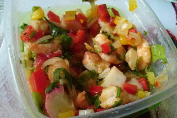 Salada de camarão com kani-mine