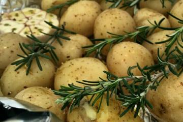 Batata bolinha com alecrim