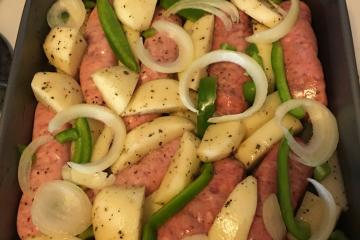 Linguiça ao forno com batatas