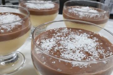 Mousse de maracujá com cobertura de chocolate