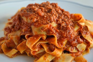 Macarrão talharim à bolonhesa com molho encorpado e muito sabor
