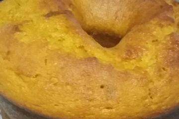 Bolo de cenoura com calda de chocolate