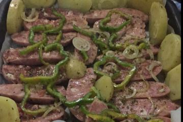 Linguiça ao forno com batatas
