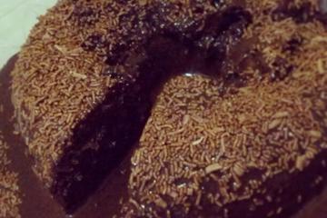 Bolo úmido de chocolate