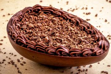 Ovo de Páscoa Crocante com Recheio de Brigadeiro Cremoso