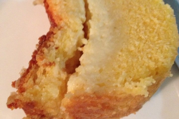 Bolo de fubá cremoso com queijo