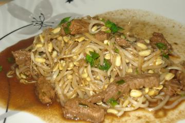 Broto de feijão com molho de soja (moyashi com shoyu)
