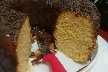 Bolo de milho com cobertura de chocolate