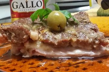 Bolo de carne moída recheado com presunto e mussarela