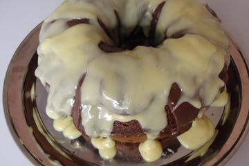 Bolo de chocolate com ameixas