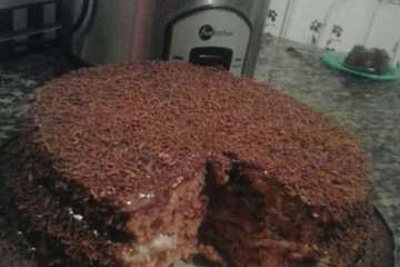 Bolo de chocolate e calda de chocolate