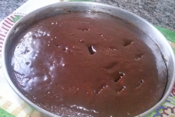 Bolo de chocolate e calda de chocolate