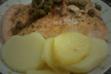 Salmão ao molho de alcaparras