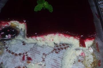 Torta de requeijão com cobertura de groselha