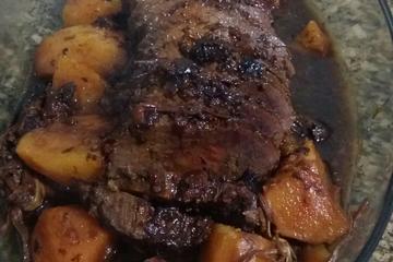 Carne assada com batatas