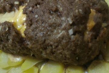 Rocambole de carne moída com queijo e presunto