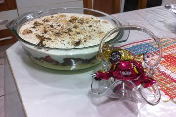 Pavê de bombom e morango