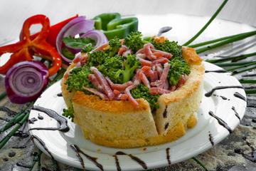 Torta de brócolis com salame