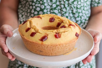 O bolo de fubá tradicional fica pra trás quando eu chego com o bolo de fubá com goiabada do TudoGostoso na Festa Junina