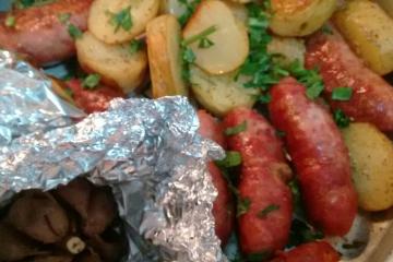 Linguiça ao forno com batatas