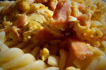 Macarrão com ovo mexido