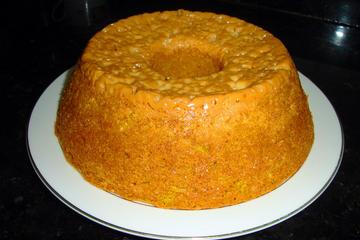 Bolo de cenoura e cobertura de leite condensado cozido com coco