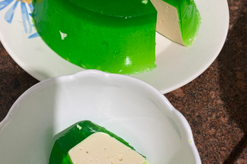 Gelatina recheada com mousse de limão