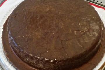 Bolo de cenoura com calda de chocolate