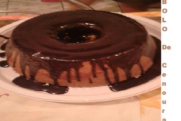 Bolo de cenoura com calda de chocolate