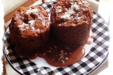 Bolo de caneca com cobertura