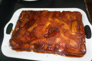 Bolo invertido de banana caramelada de liquidificador