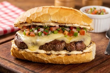 Churrasco no pão com molho vinagrete e queijo derretido bem suculento