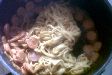 Macarronada de miojo com salsicha