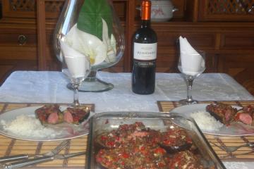 Berinjela recheada com linguiça