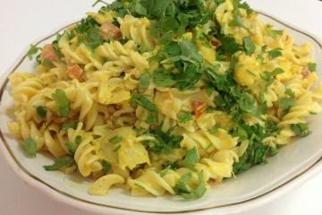Macarrão com bacalhau mediterrâneo